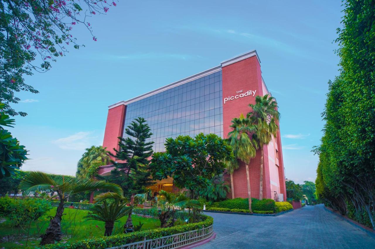 The Piccadily Hotel Lucknow Exterior photo