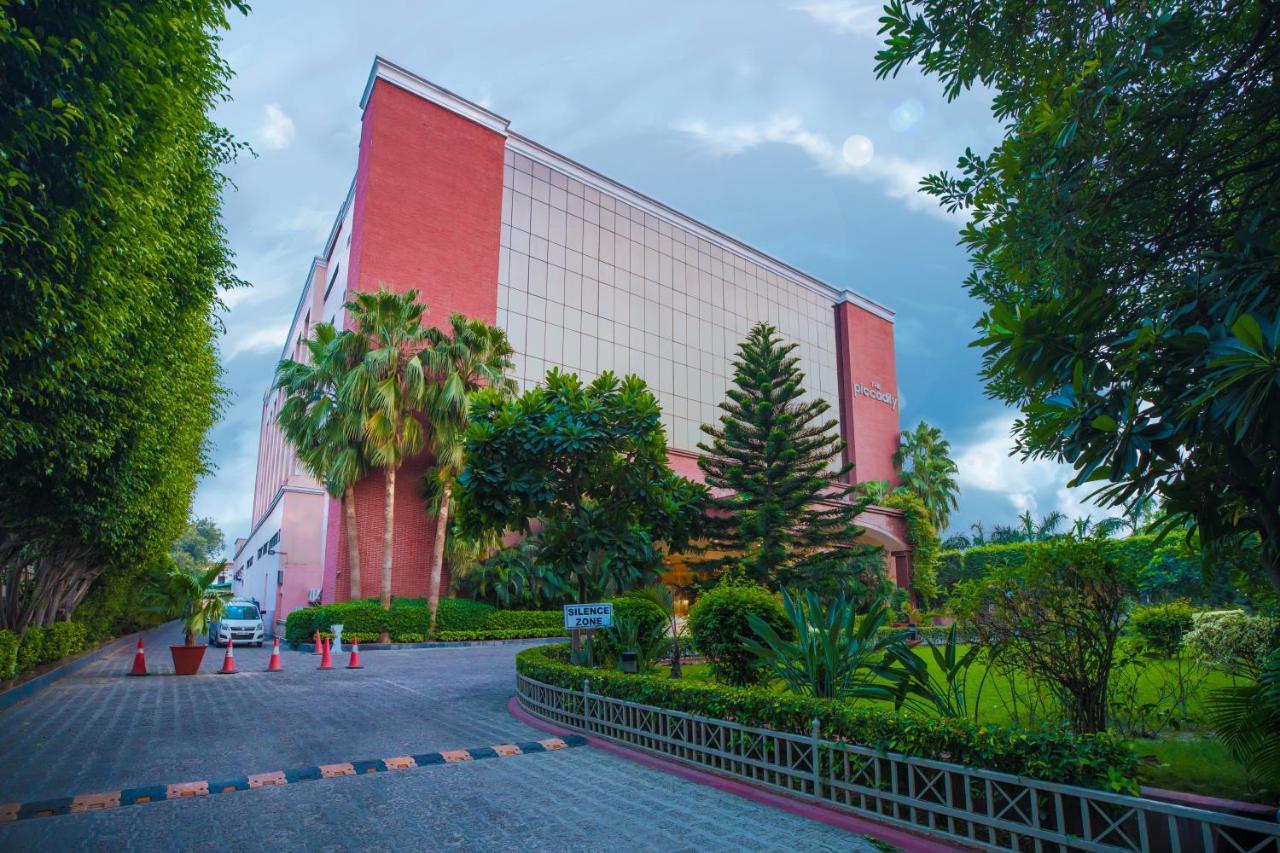 The Piccadily Hotel Lucknow Exterior photo