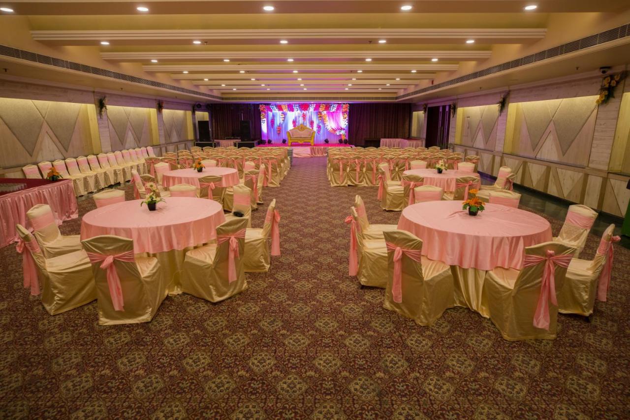 The Piccadily Hotel Lucknow Exterior photo