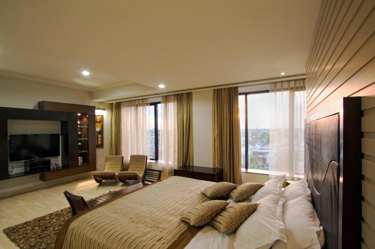 The Piccadily Hotel Lucknow Exterior photo