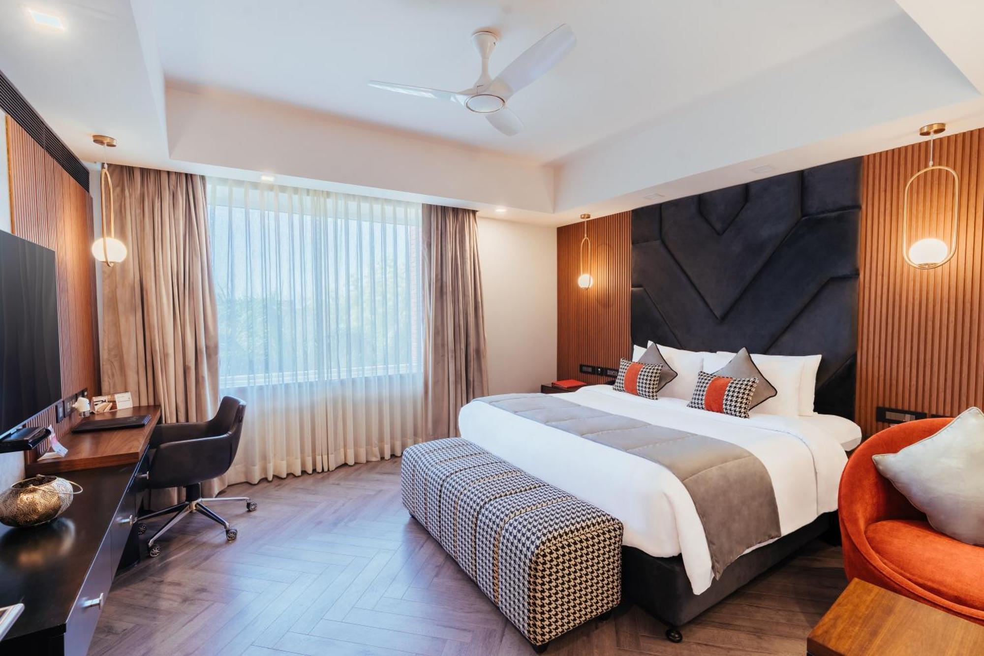 The Piccadily Hotel Lucknow Exterior photo