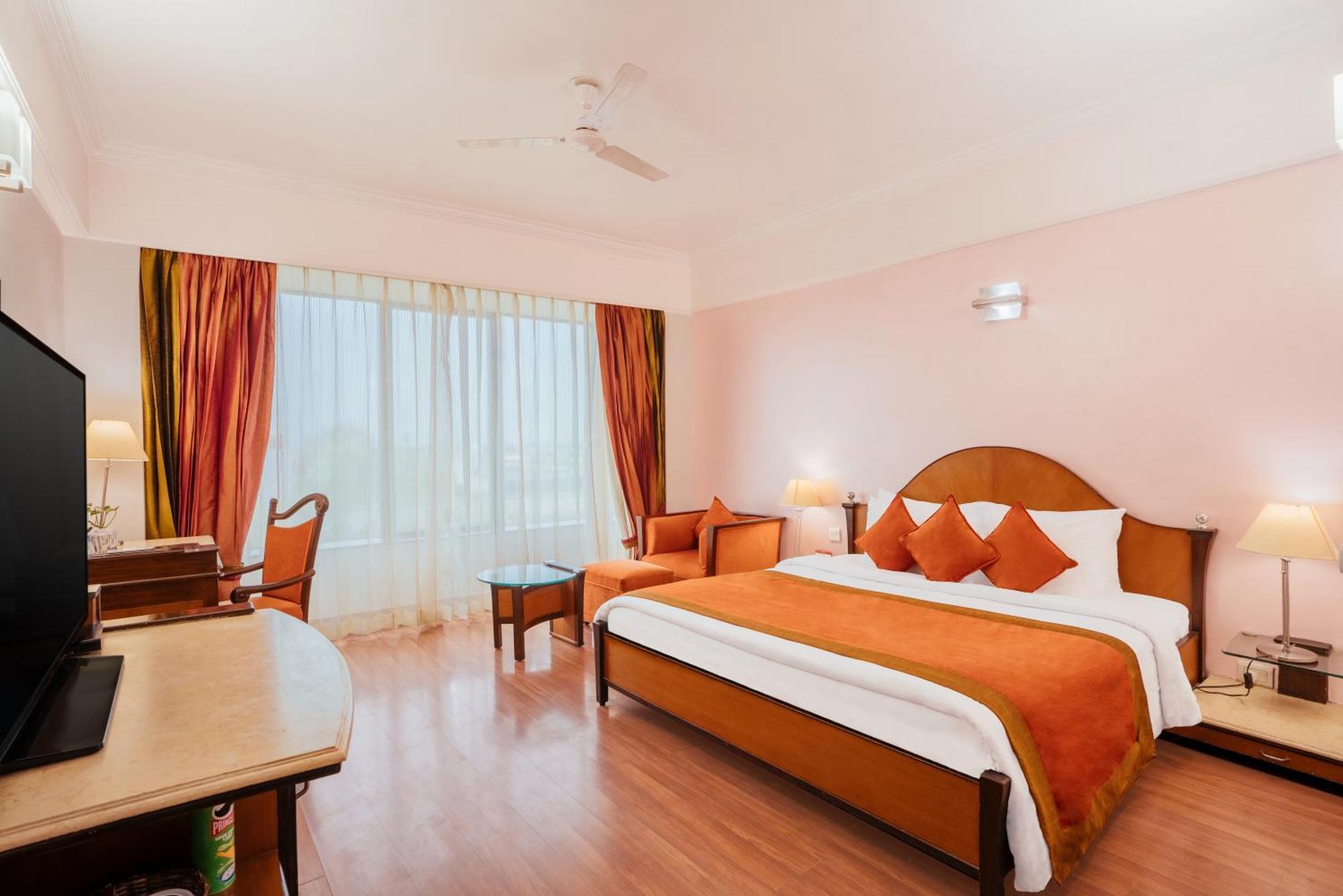 The Piccadily Hotel Lucknow Exterior photo