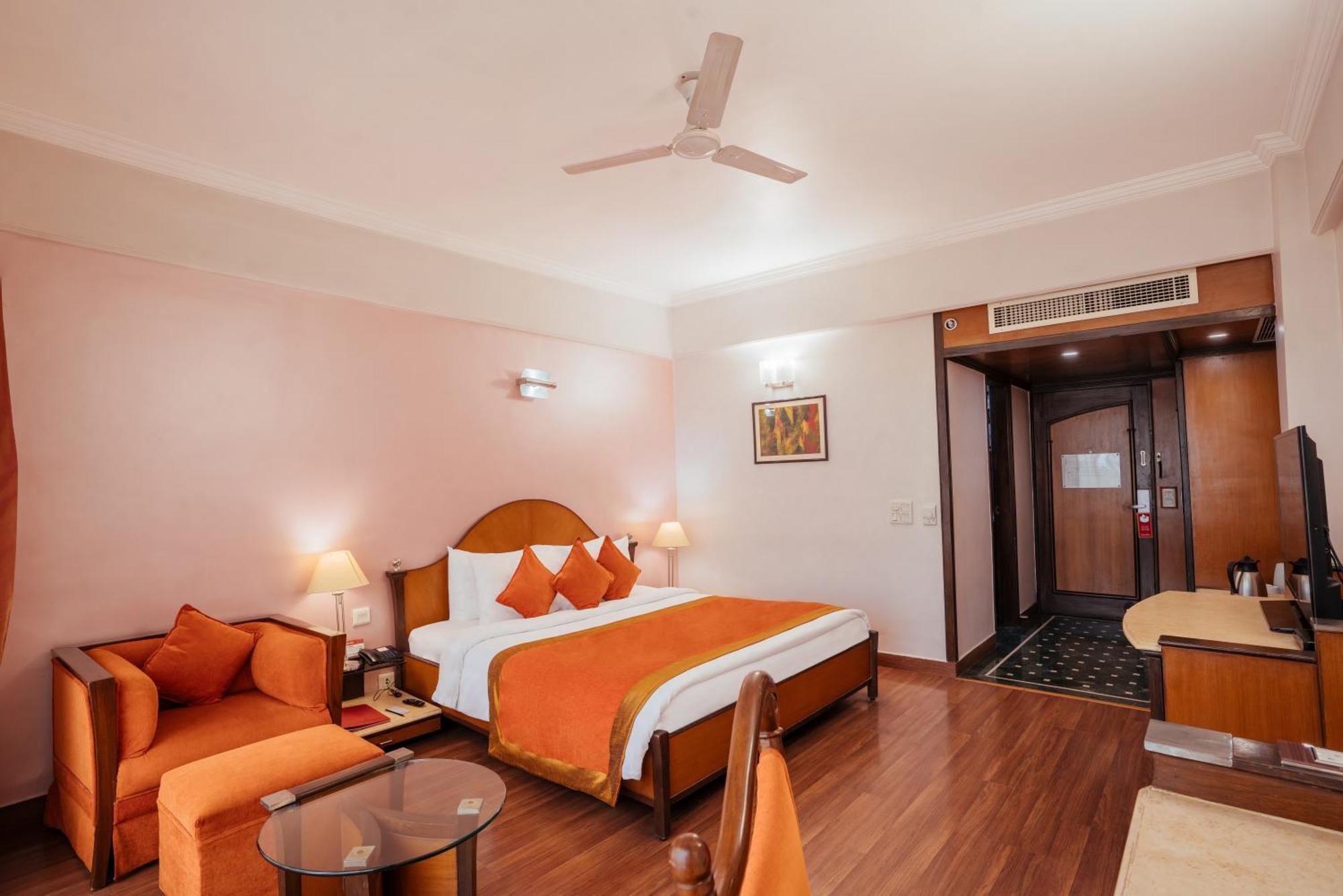 The Piccadily Hotel Lucknow Exterior photo