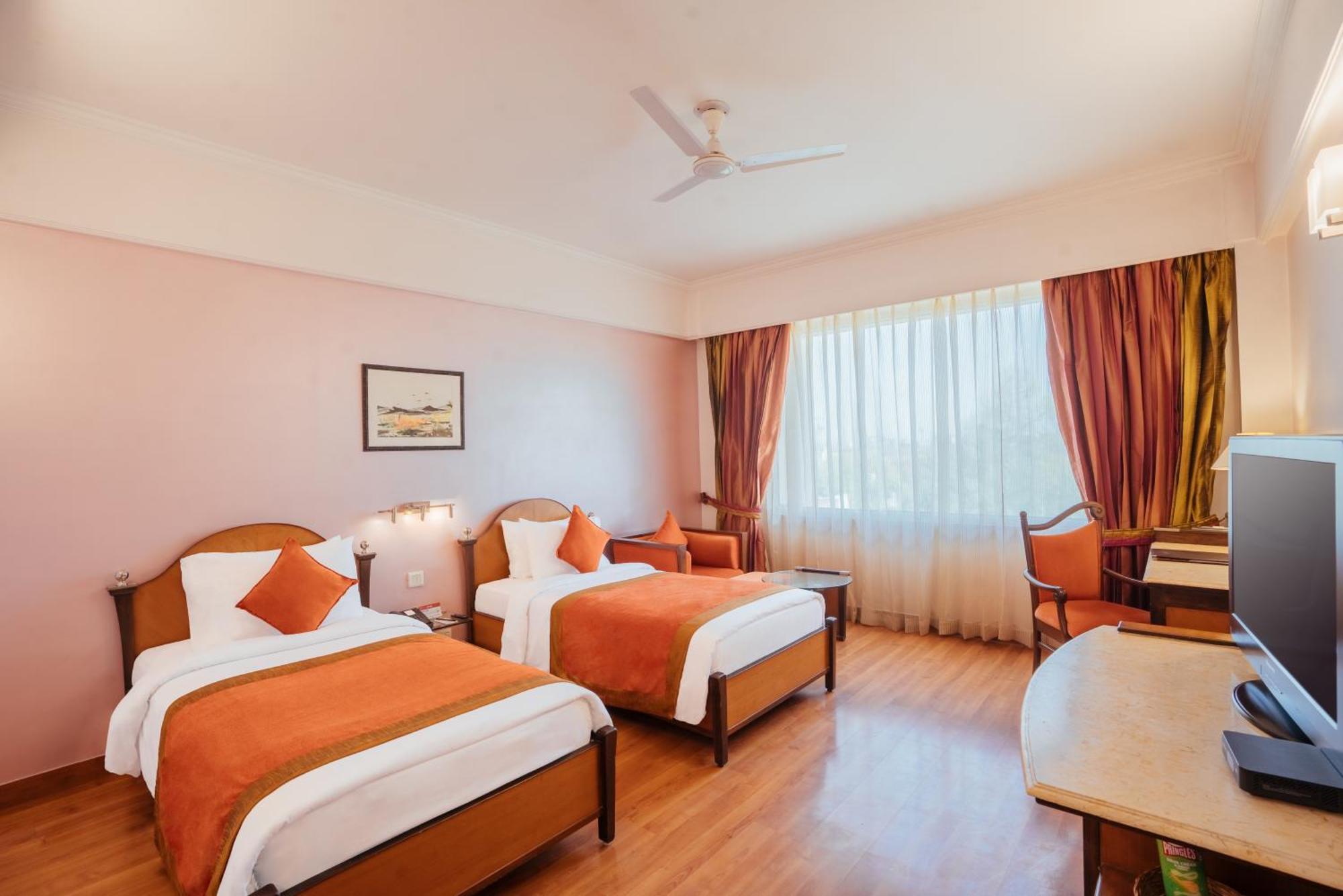 The Piccadily Hotel Lucknow Exterior photo
