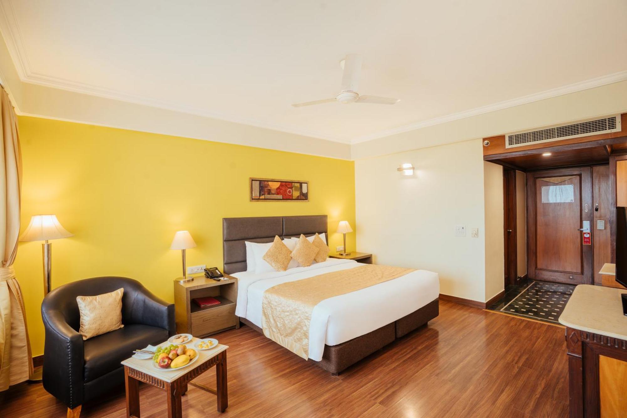 The Piccadily Hotel Lucknow Exterior photo