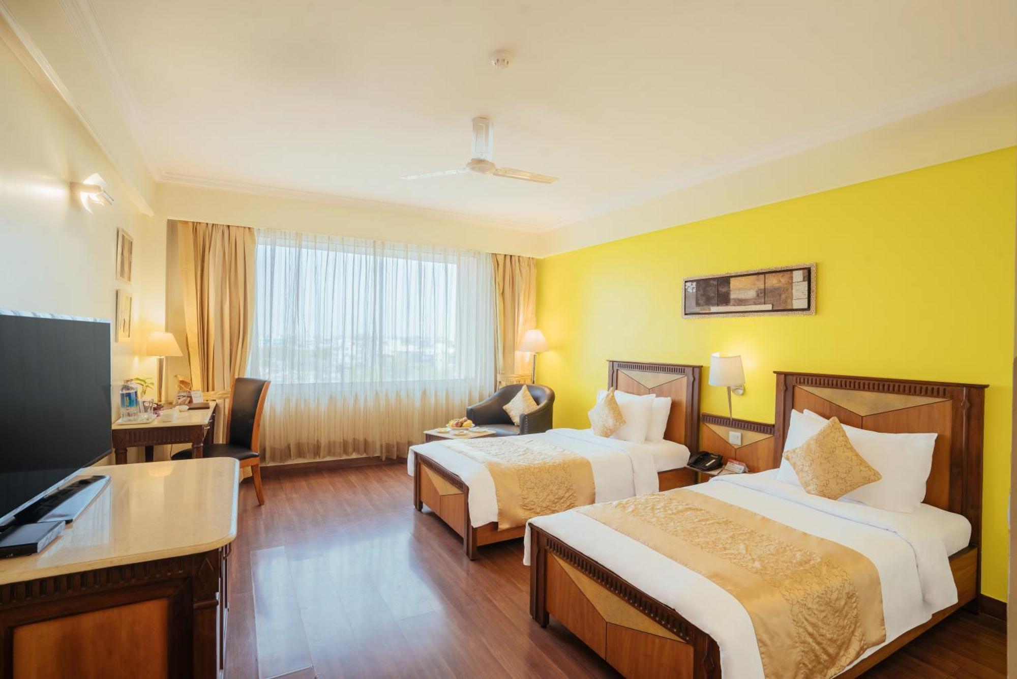 The Piccadily Hotel Lucknow Exterior photo