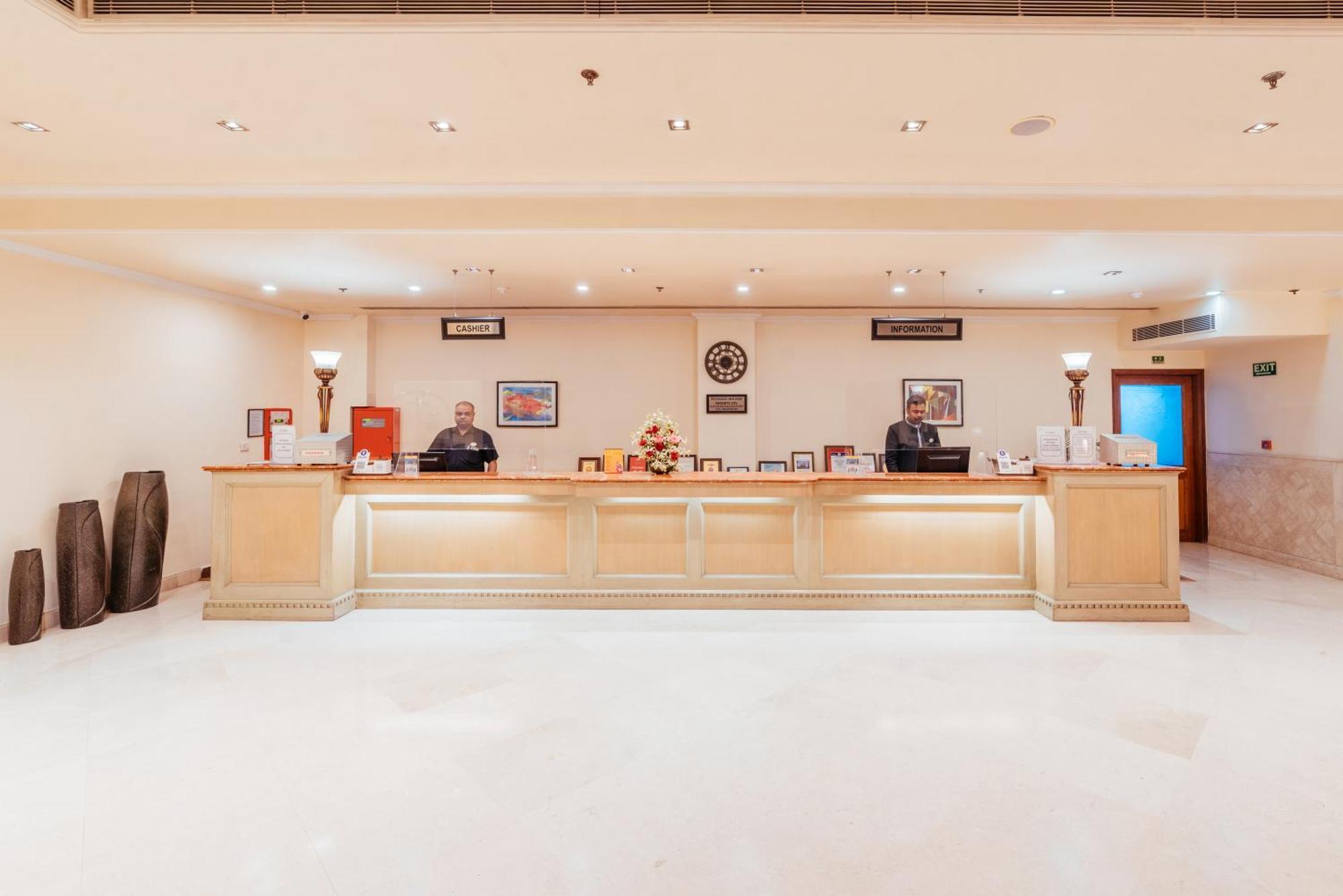 The Piccadily Hotel Lucknow Exterior photo